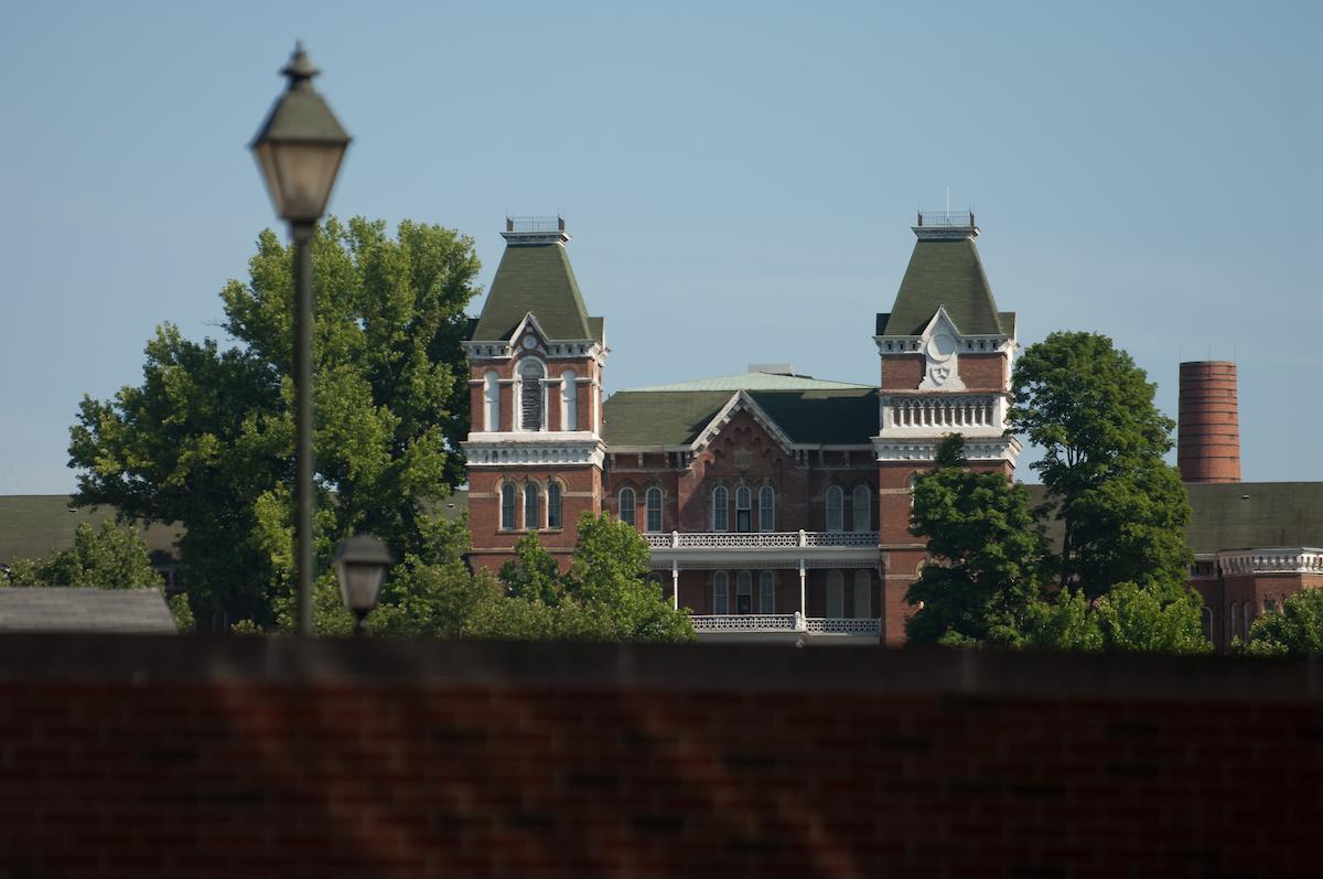 Photo of 林大厅, which houses the Kennedy Museum of Art 和 the Ohio University 博物馆复杂, located at The Ridges