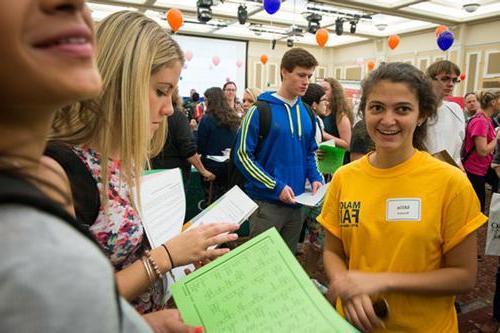 Students smiling at the Majors Fair